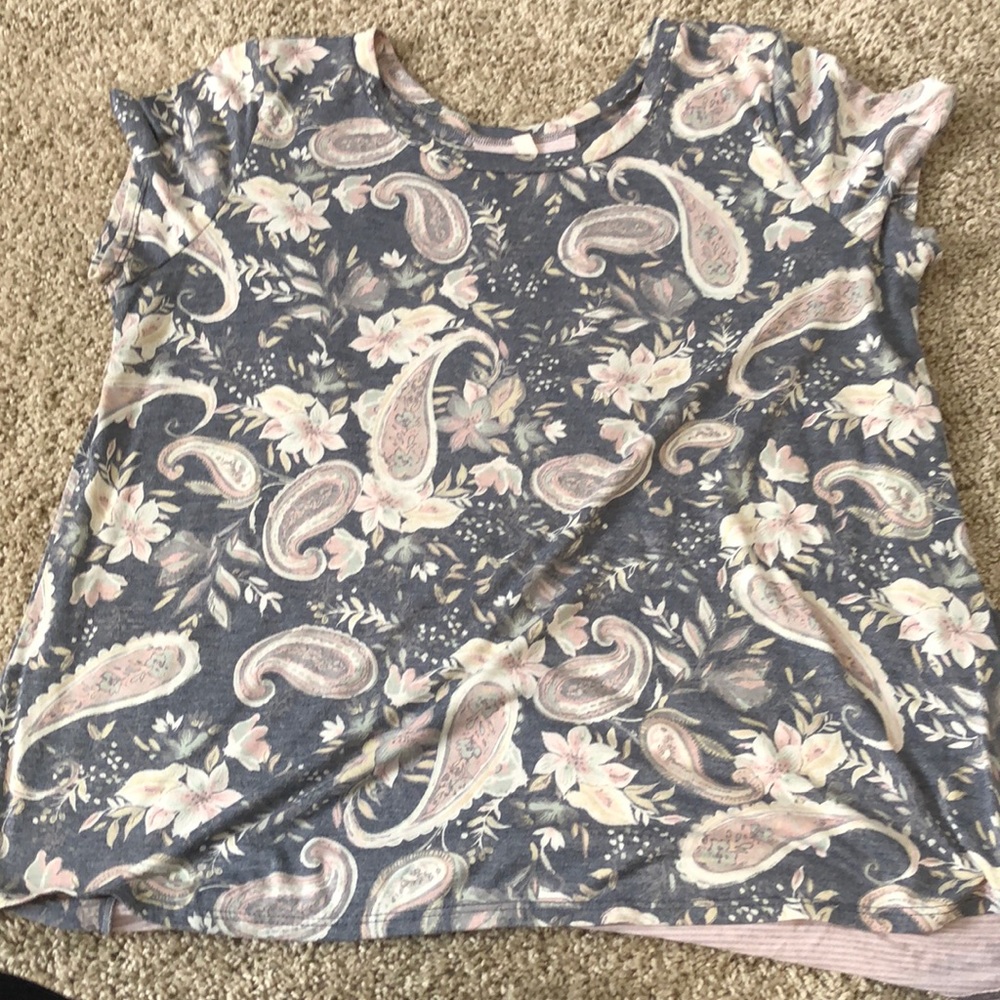 T-shirt with a floral print pattern